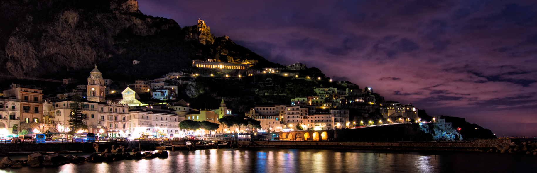 Ciudad costera de noche